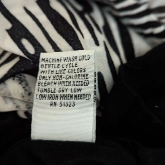 EUC - Kenneth Cole Black and White Graphic V Neck Dress with Ruching - M - Picture 6 of 6